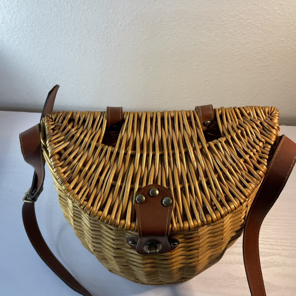 1960s 1970s Wicker Basket Purse Faux Leather Strap Boho Fishing Creel Bag - Picture 4 of 10